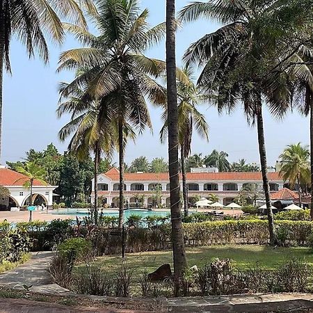 The Golden Palms Hotel & Spa Chik Bānavar Extérieur photo