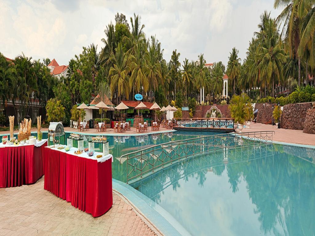 The Golden Palms Hotel & Spa Chik Bānavar Extérieur photo