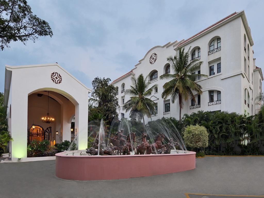The Golden Palms Hotel & Spa Chik Bānavar Extérieur photo