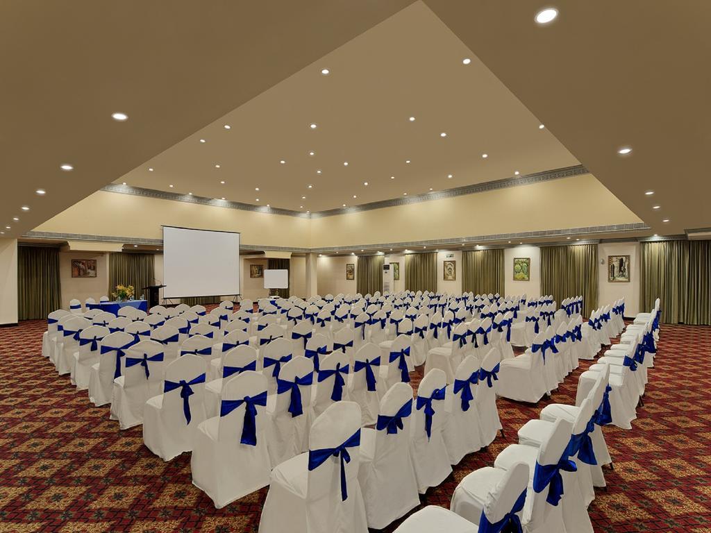 The Golden Palms Hotel & Spa Chik Bānavar Extérieur photo