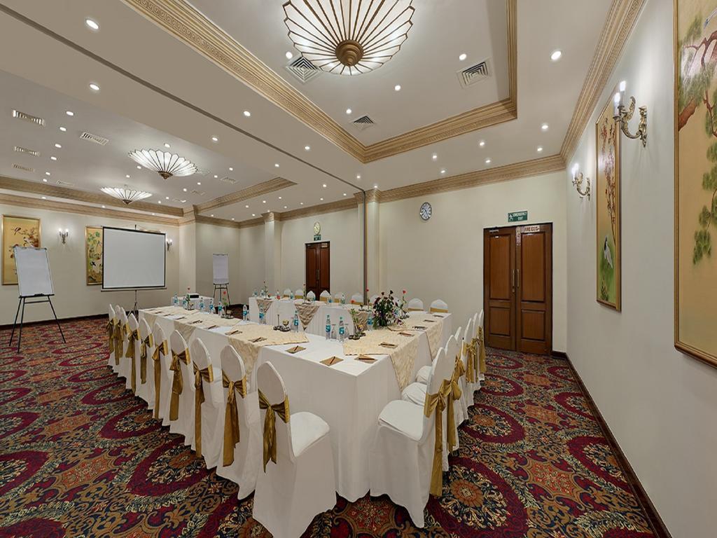 The Golden Palms Hotel & Spa Chik Bānavar Extérieur photo