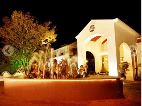The Golden Palms Hotel & Spa Chik Bānavar Extérieur photo