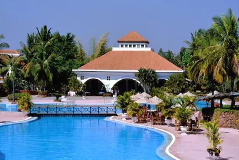The Golden Palms Hotel & Spa Chik Bānavar Extérieur photo
