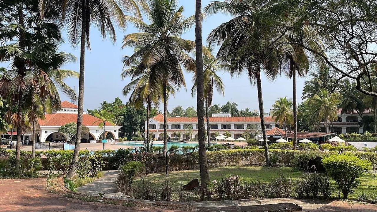 The Golden Palms Hotel & Spa Chik Bānavar Extérieur photo