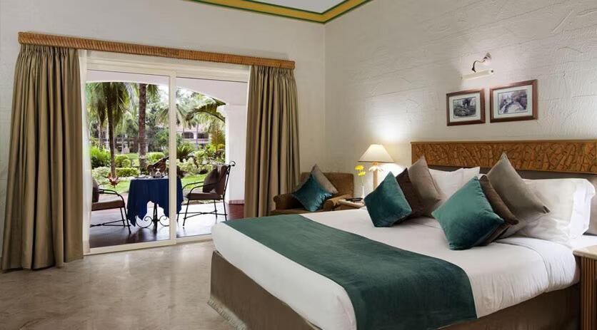 The Golden Palms Hotel & Spa Chik Bānavar Extérieur photo