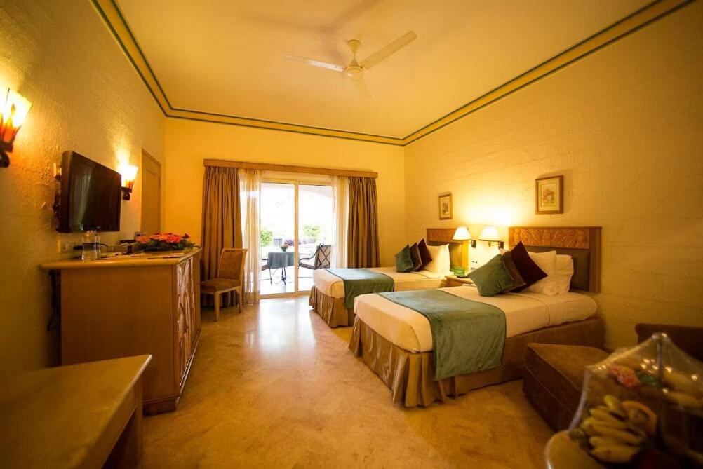 The Golden Palms Hotel & Spa Chik Bānavar Extérieur photo