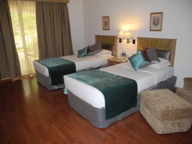 The Golden Palms Hotel & Spa Chik Bānavar Extérieur photo