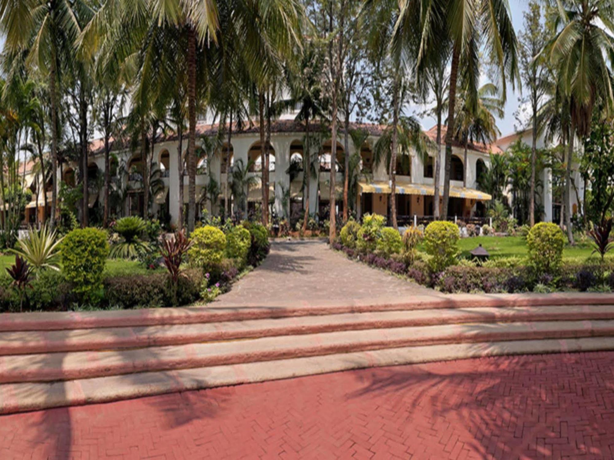 The Golden Palms Hotel & Spa Chik Bānavar Extérieur photo